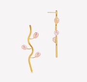 Sphere&Style Silhouette Wave Earrings With Golden Rose Pearls