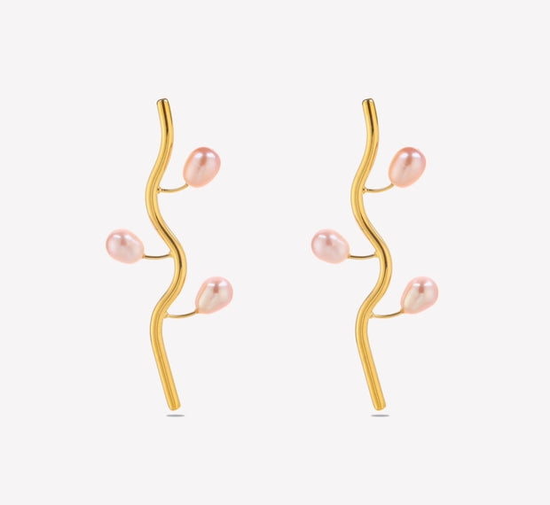 Sphere&Style Silhouette Wave Earrings With Golden Rose Pearls