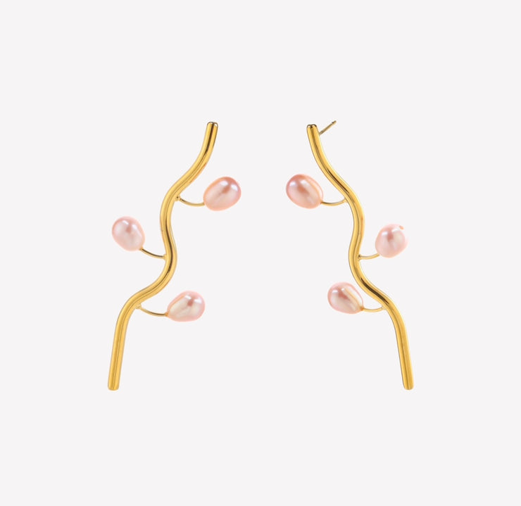 Sphere&Style Silhouette Wave Earrings With Golden Rose Pearls